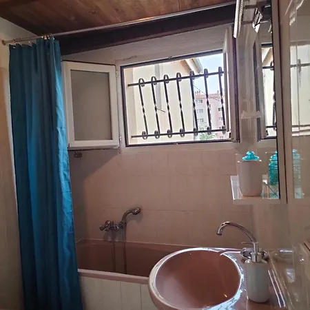 Corniche Bleue A 3 Mn A Pied De La *