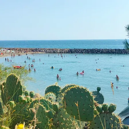 Corniche Bleue A 3 Mn A Pied De La *