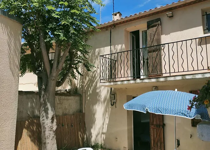 Corniche Bleue A 3 Mn A Pied De La *