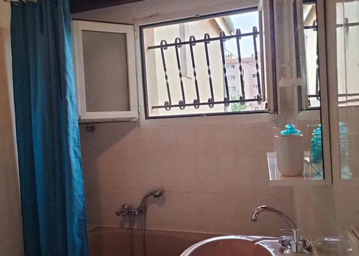 Corniche Bleue A 3 Mn A Pied De La *